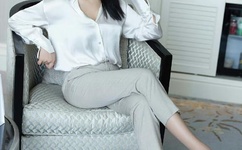 办公室扒开奶罩揉吮奶头A片小说